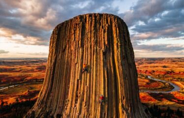 Devils Tower climbing